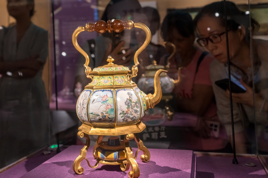 A Qing Dynasty kettle is displayed at the 
