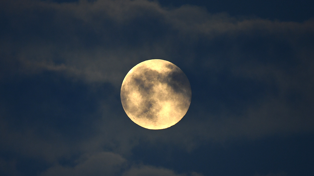 Live: Spectacular view of the last supermoon of 2025