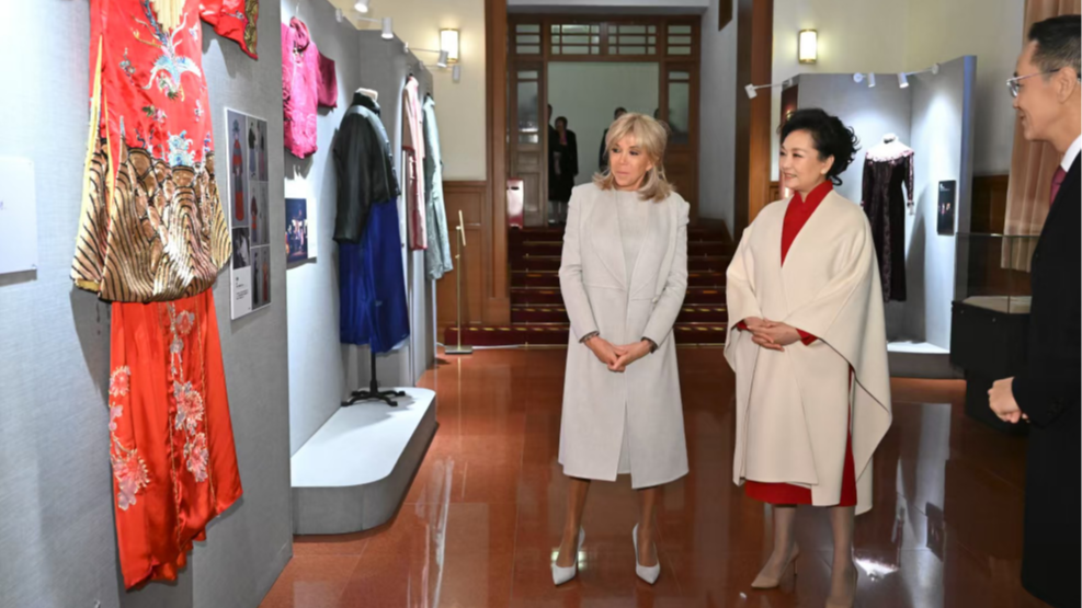 Peng Liyuan, Brigitte Macron visit Beijing People's Art Theatre