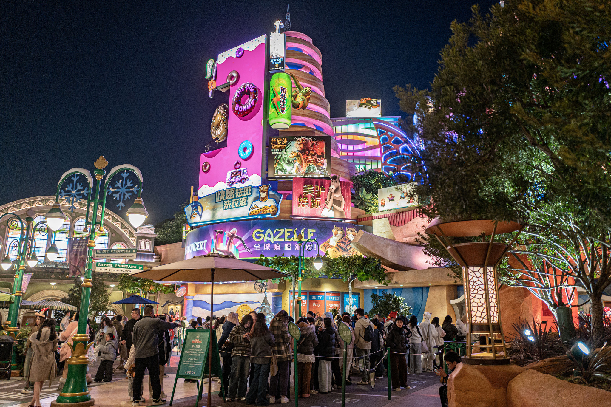 Visitors line up at the Zootopia-themed area of Shanghai Disney Resort on November 28, 2025. /VCG
