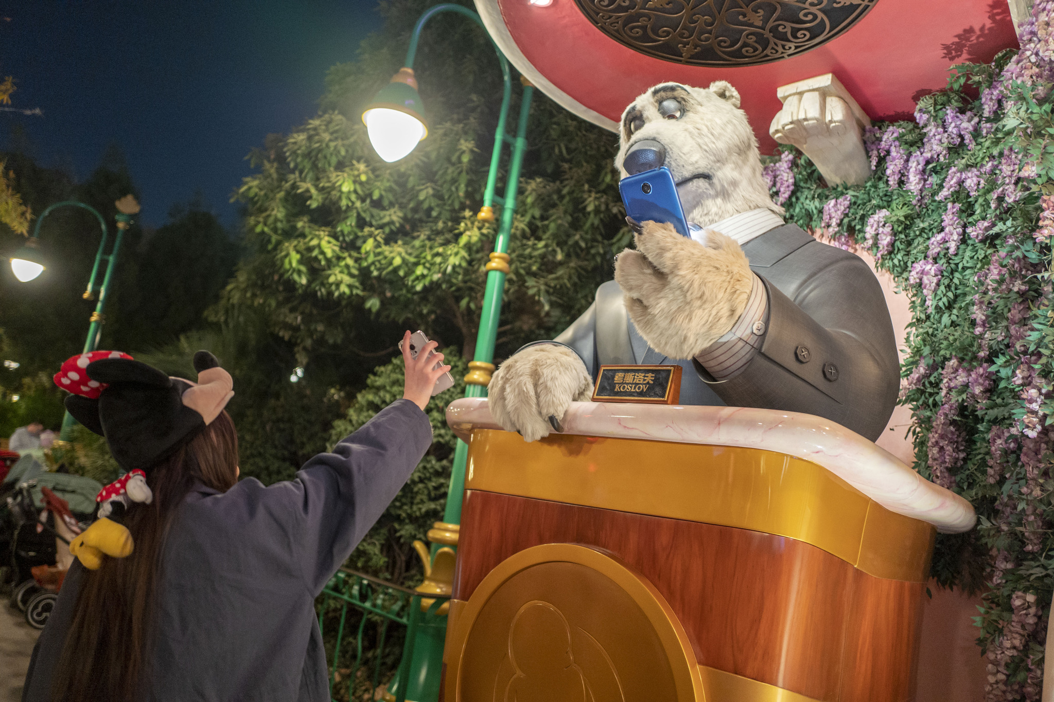 A visitor poses for photos at the Zootopia-themed area of Shanghai Disney Resort on November 28, 2025. /VCG