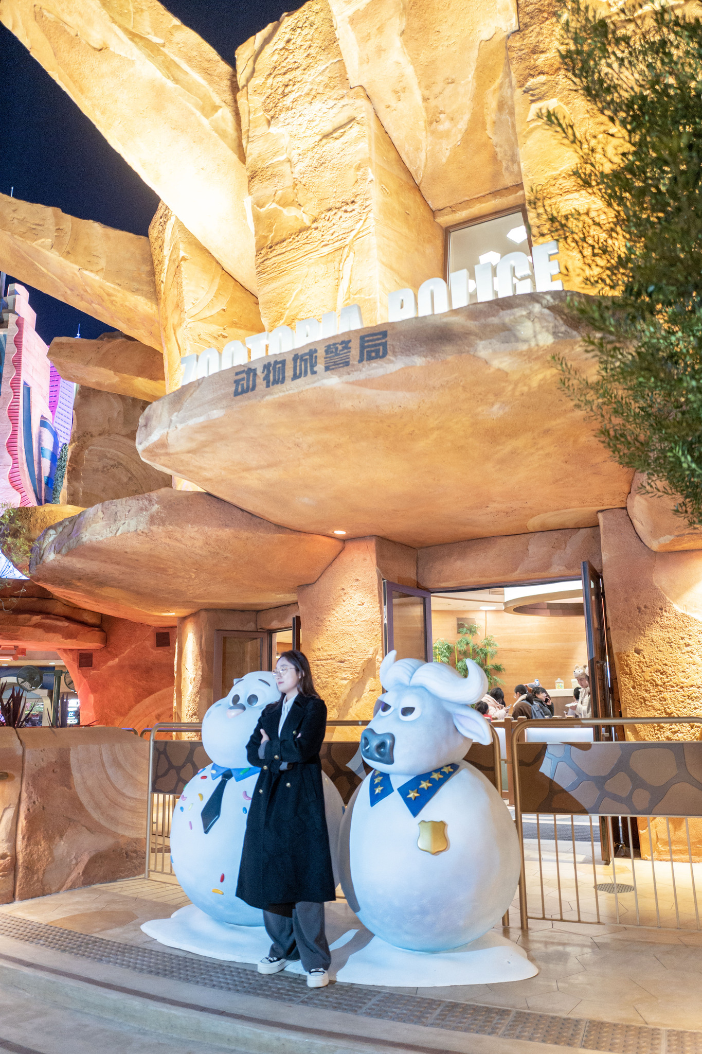 A visitor poses for photos at the Zootopia-themed area of Shanghai Disney Resort on November 28, 2025. /VCG