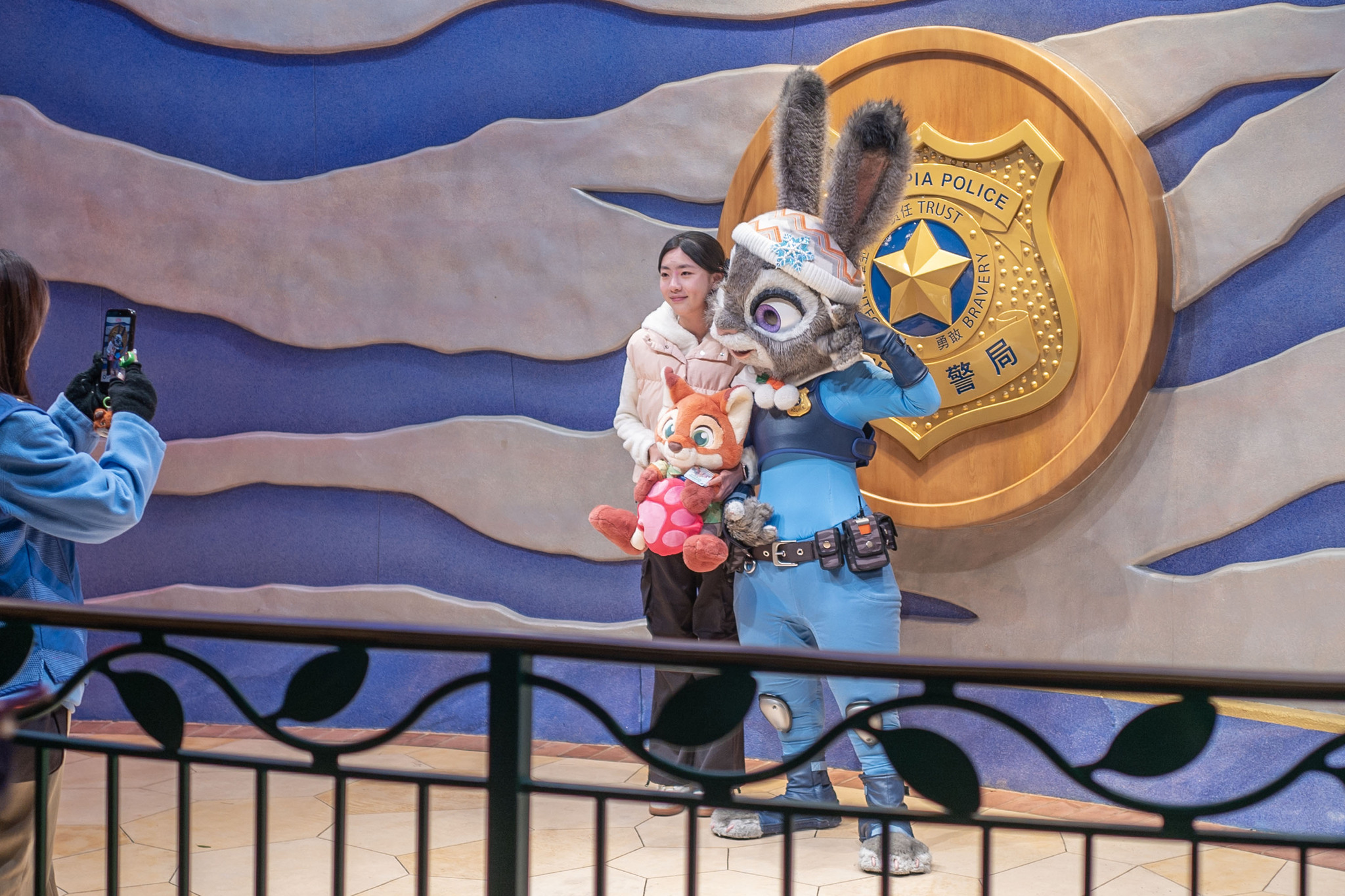 A visitor poses for photos at the Zootopia-themed area of Shanghai Disney Resort on November 28, 2025. /VCG