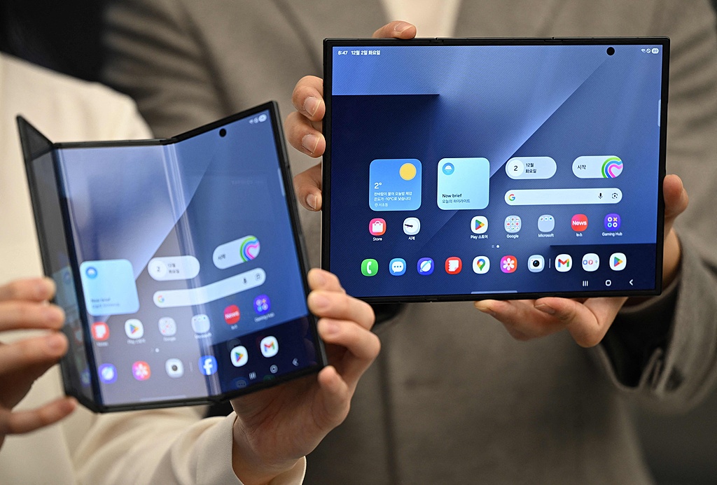 Promoters display the Samsung Galaxy Z Fold 3 smartphone at a Samsung store during a product launch event in Seoul, South Korea, December 2, 2025. /CFP