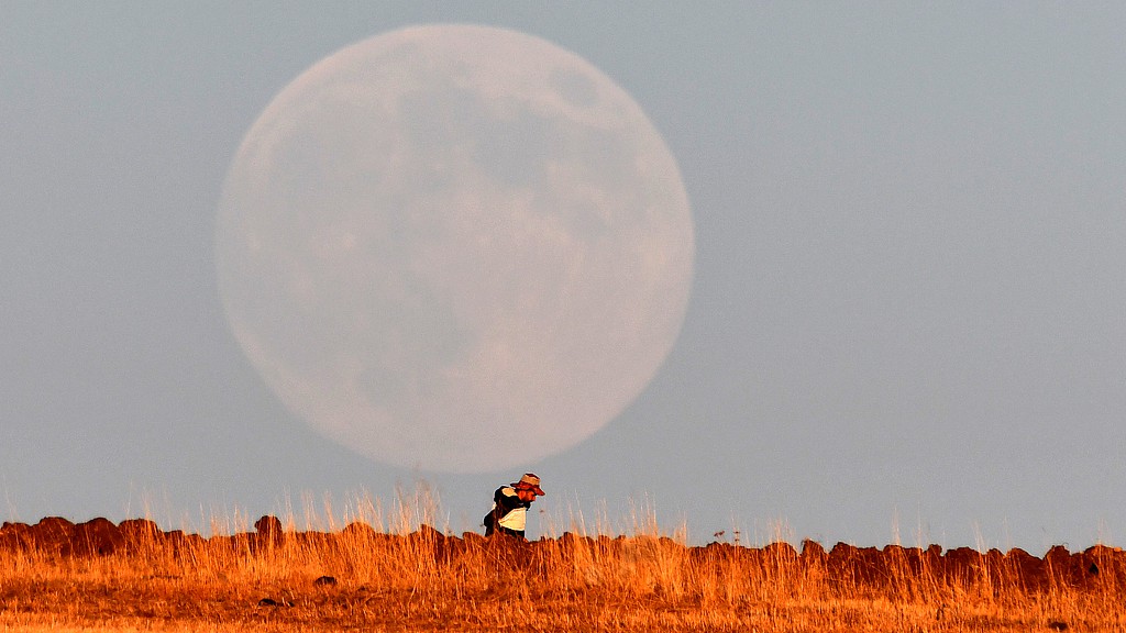 The supermoon rises behind the horizon over Sarikamis district of Kars, Türkiye, December 4, 2025. /VCG