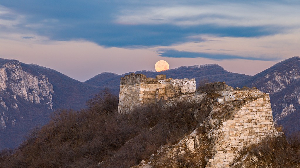 The supermoon seen in Beijing, China, December 4, 2025. /VCG