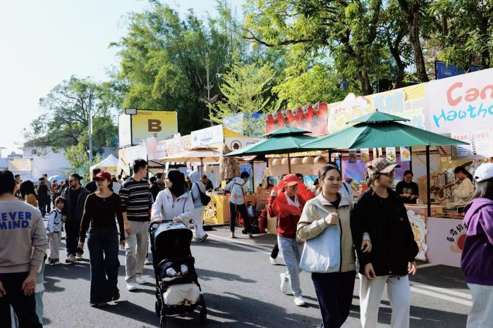 A view of the coffee-themed cultural and creative market held alongside the competition.