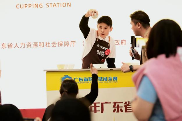 The champion of the 2025 Guangdong Provincial Barista Vocational Skills Competition is seen at the final.