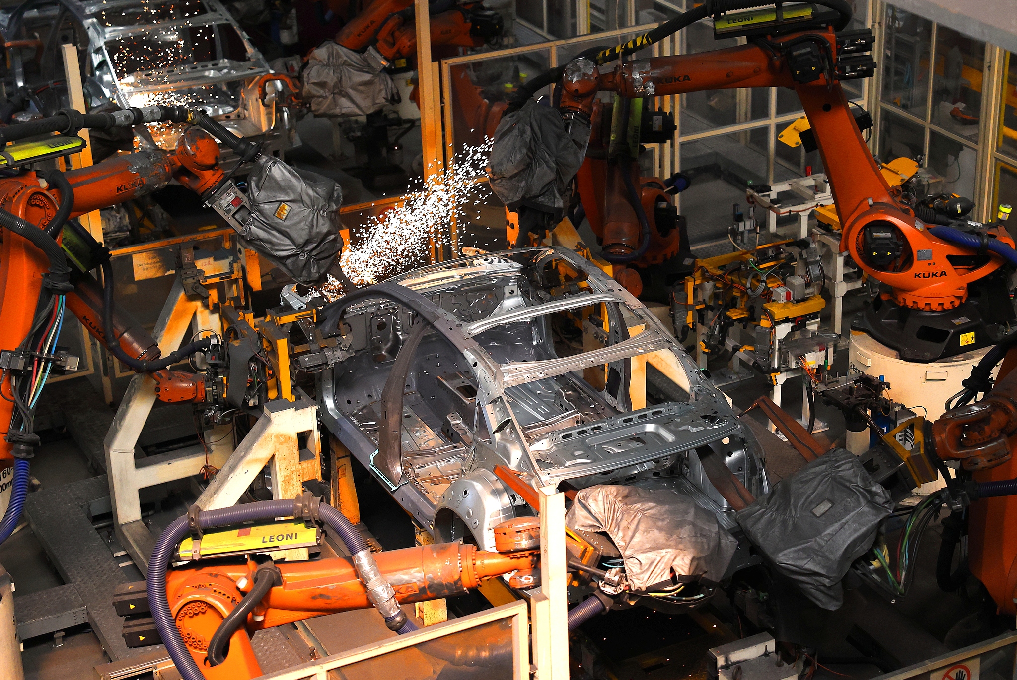 Robots conducting welding operations in a welding workshop in Qingdao, Shandong Province, September 18, 2025./ VCG