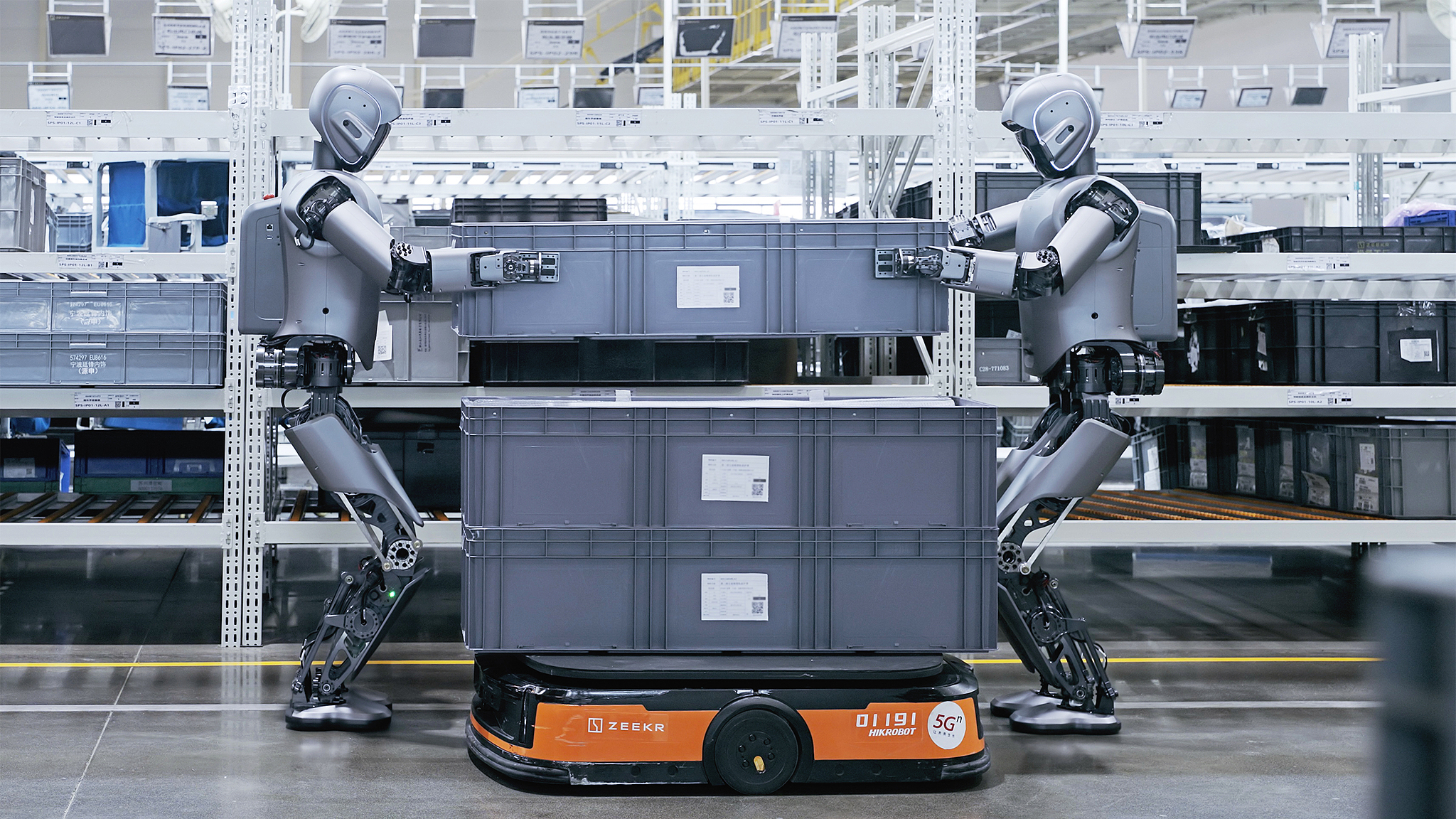 Industrial humanoid robots carry out multi-machine, multi-scenario, and multi-task coordinated training at the Zeekr 5G Intelligent Factory in Ningbo, Zhejiang Province, March 3, 2025. /VCG
