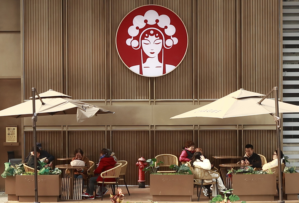Tea franchise Chagee represents Chinese opera culture through its logo. /VCG