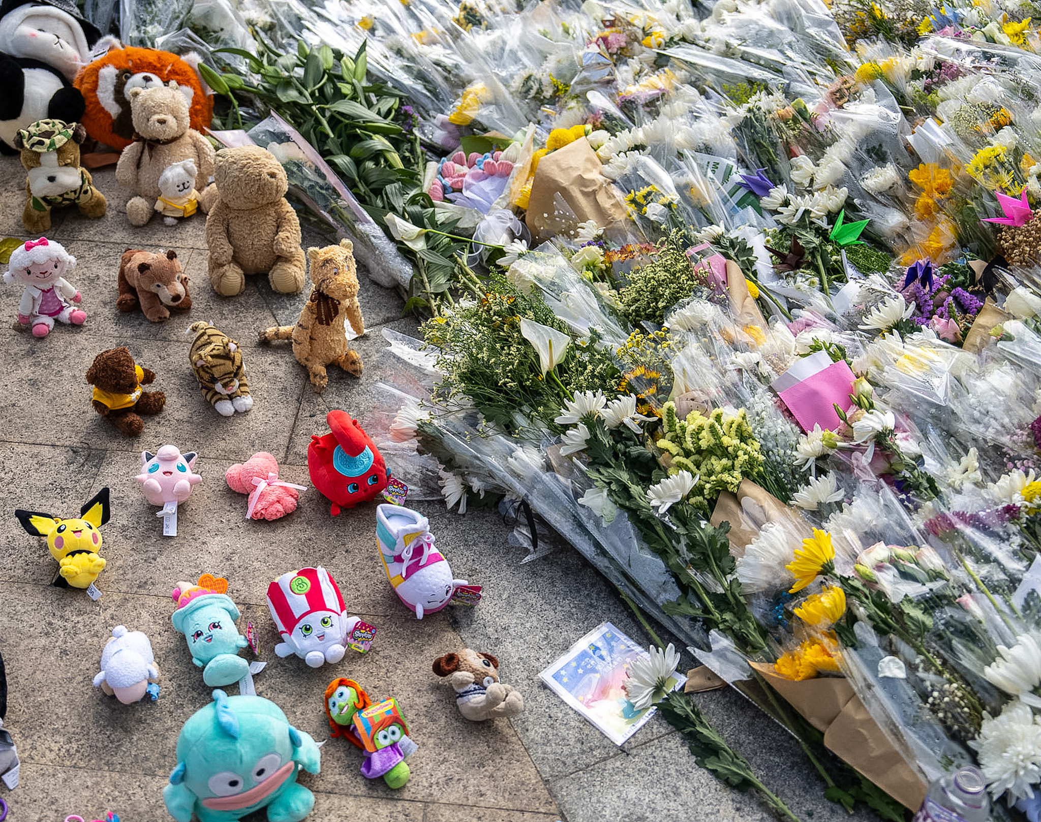People offer flowers and soft toys for the victims near the site of a deadly fire at Wang Fuk Court, a residential estate in the Tai Po district of Hong Kong Special Administrative Region, December 1, 2025. /CFP
