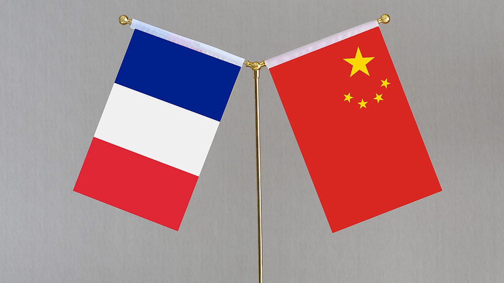 National flags of China and France. /VCG