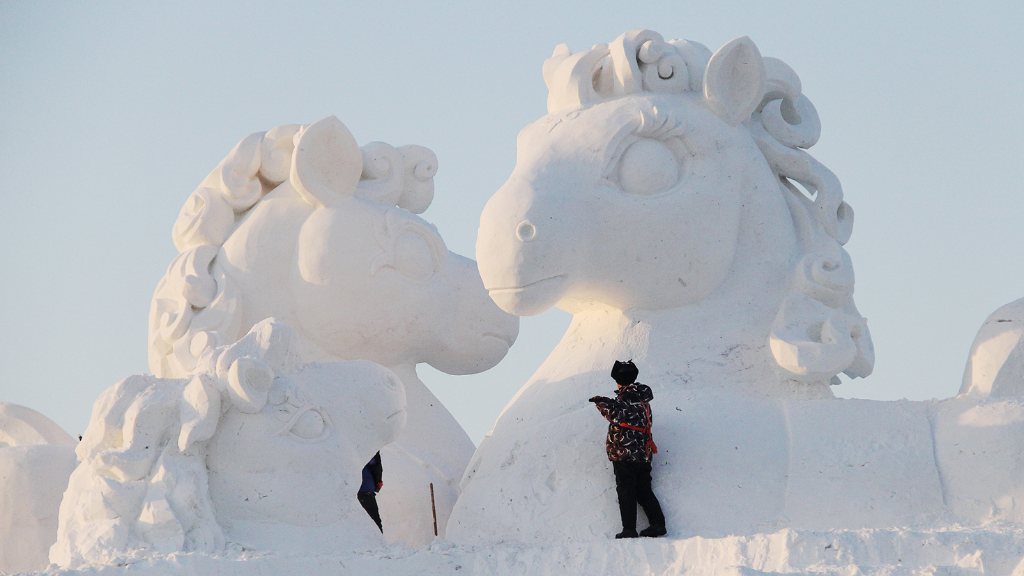 Horse-themed snow sculpture takes shape at Harbin Ice and Snow World
