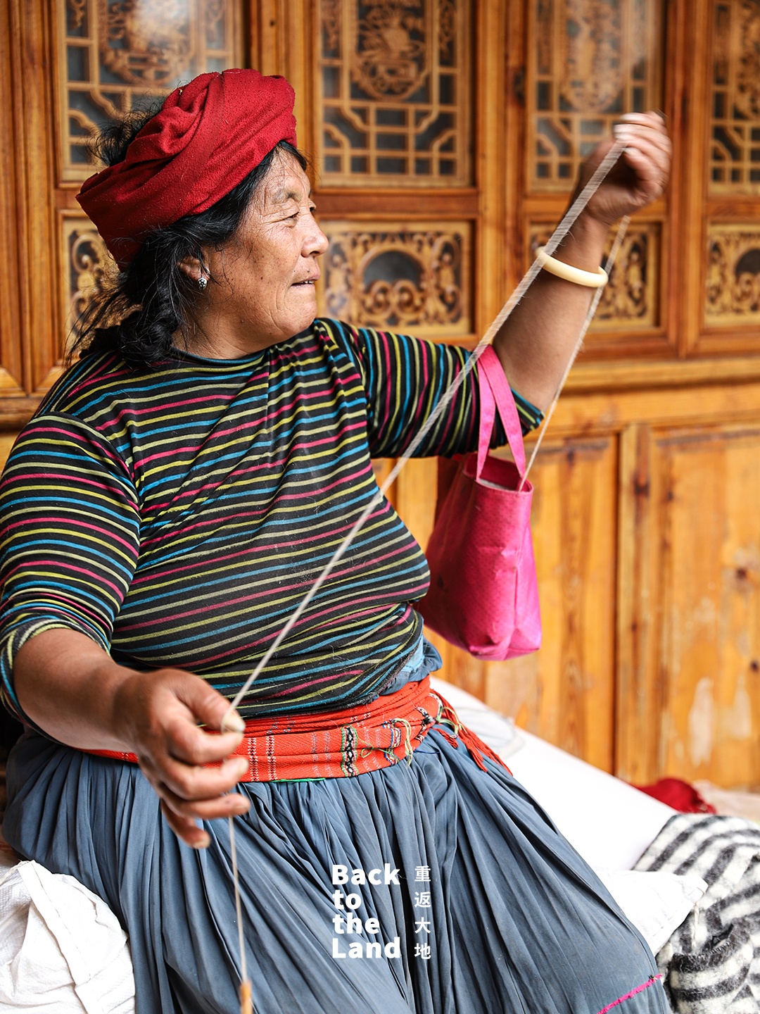 A Mosuo woman weaves wool by hand, preserving a matrilineal craft rooted in everyday life in Lijiang, Yunnan Province. /CGTN