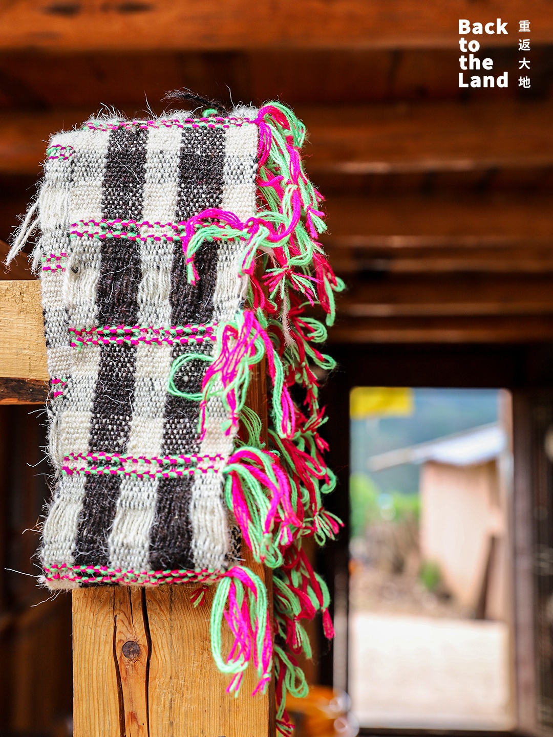 Mosuo women spin wool by hand and weave it into cloth using simple wooden looms in Lijiang, Yunnan Province. /CGTN