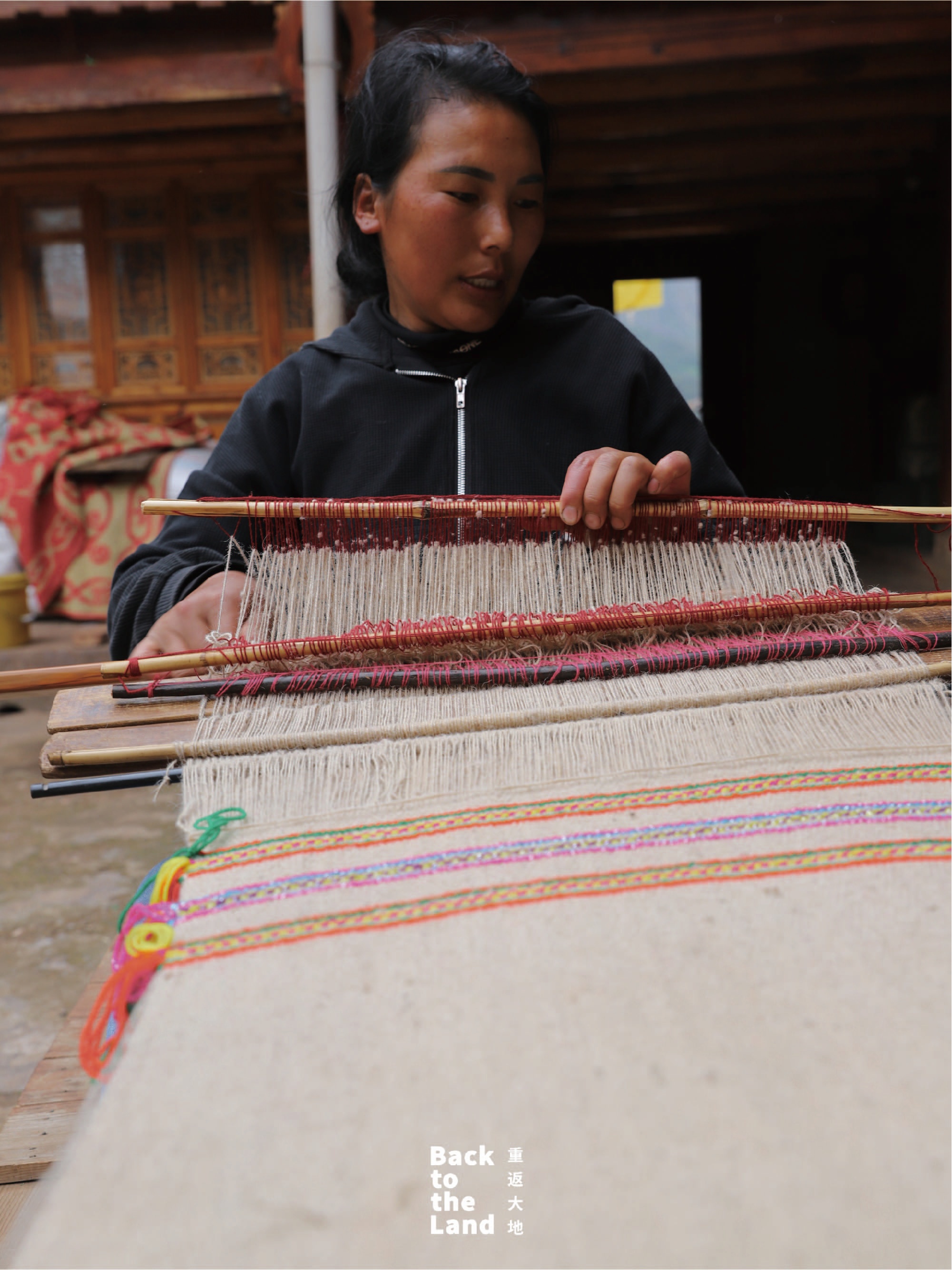 A Mosuo woman weaves wool by hand, preserving a matrilineal craft rooted in everyday life in Lijiang, Yunnan Province. /CGTN