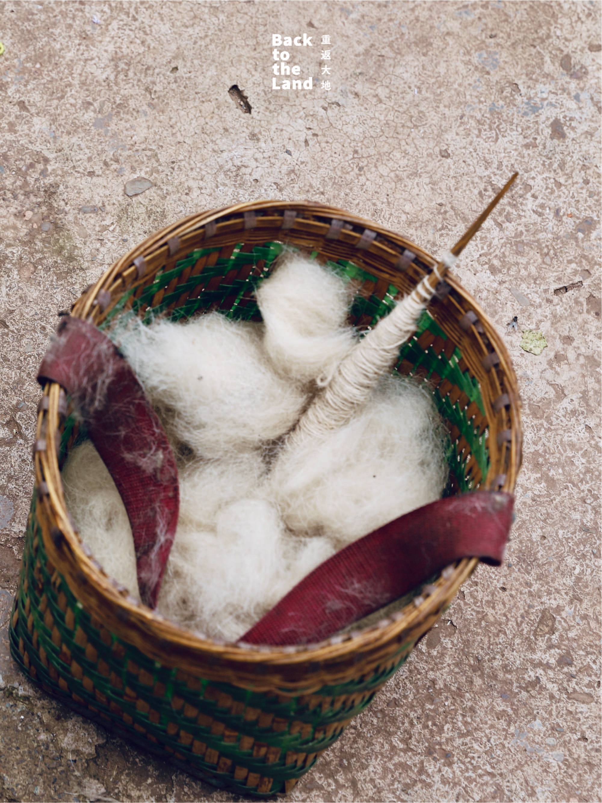 Mosuo women spin wool by hand and weave it into cloth using simple wooden looms in Lijiang, Yunnan Province. /CGTN