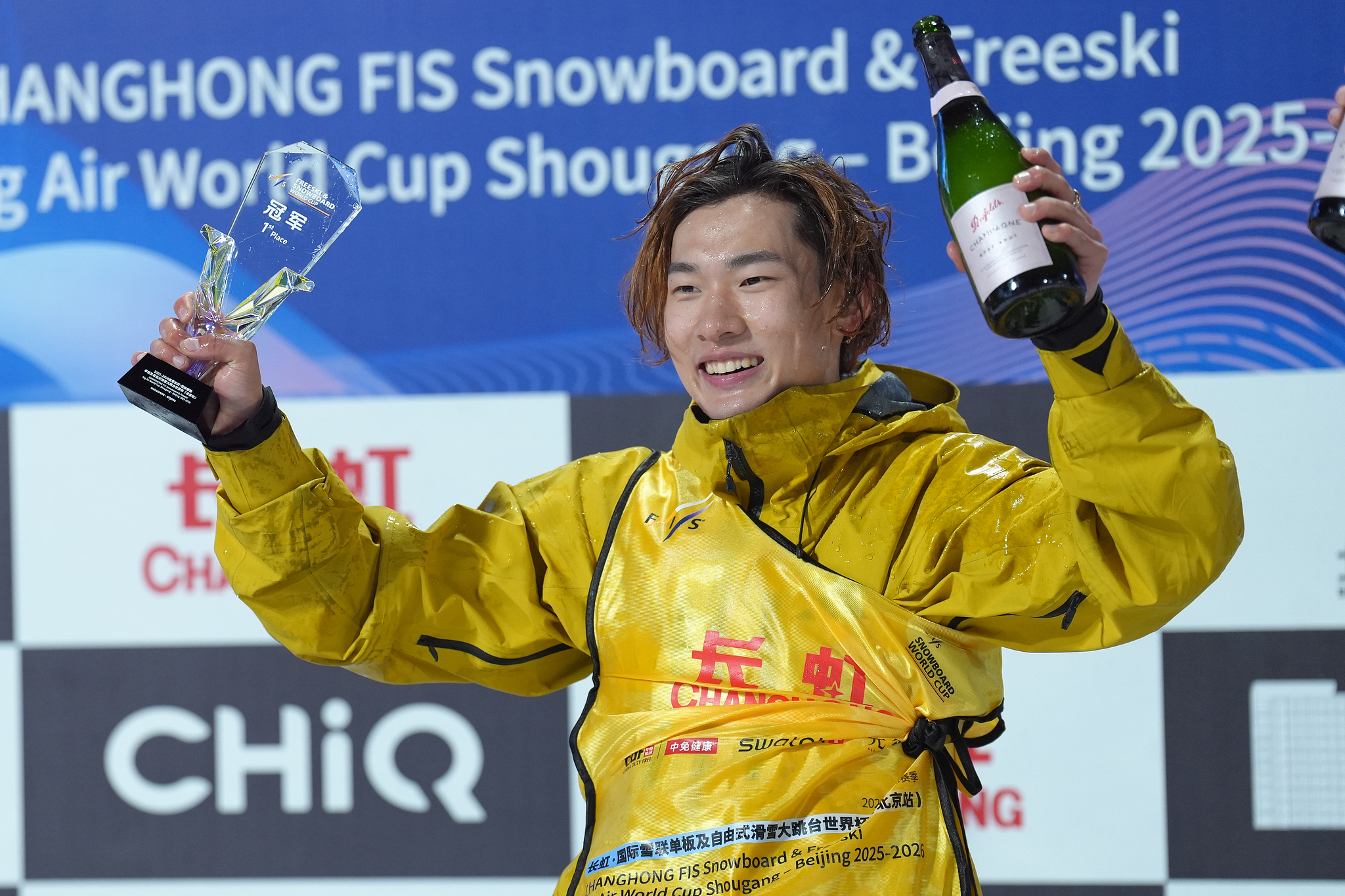Gold medalist Su Yiming of China shows his award after winning the men's final at the International Ski and Snowboard Federation (FIS) Snowboard Big Air World Cup in Beijing, December 6, 2025. /VCG