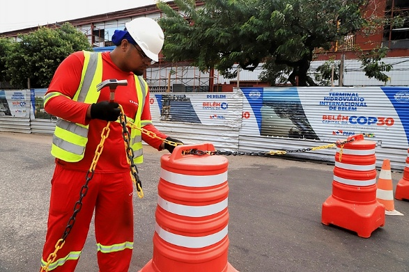 A worker blocks the street to traffic during construction for COP30, the UN Climate Change Conference, in Belem, Brazil, September 18, 2025. /Xinhua