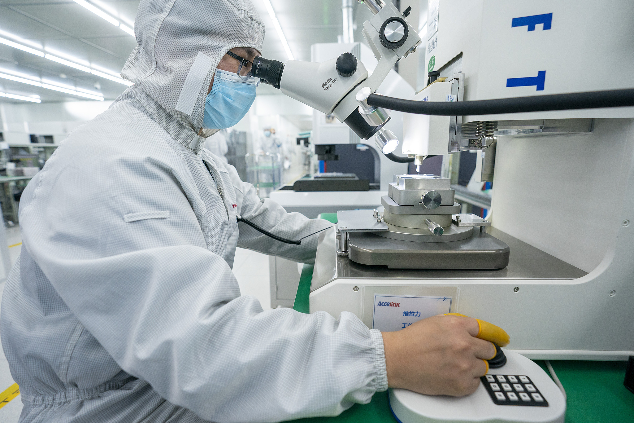 Employees producing and testing high-speed optical modules for AI data centers, Wuhan, China, December 18, 2024. /VCG