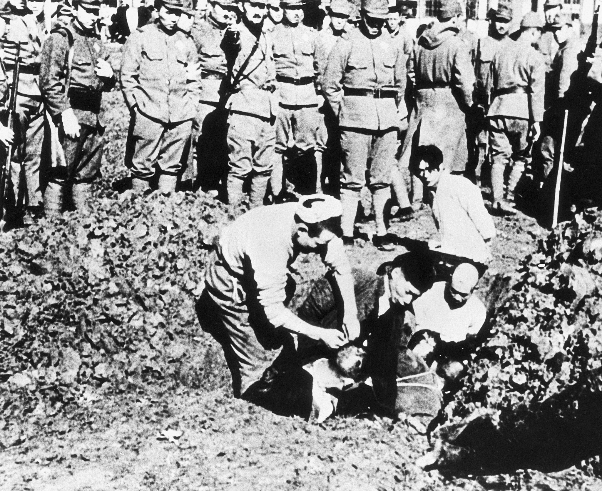 Chinese prisoners being buried alive by their Japanese captors outside the city of Nanjing. /VCG