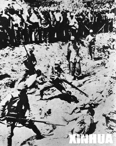 Japanese executioners stabbed Chinese to death with bayonets. /Xinhua