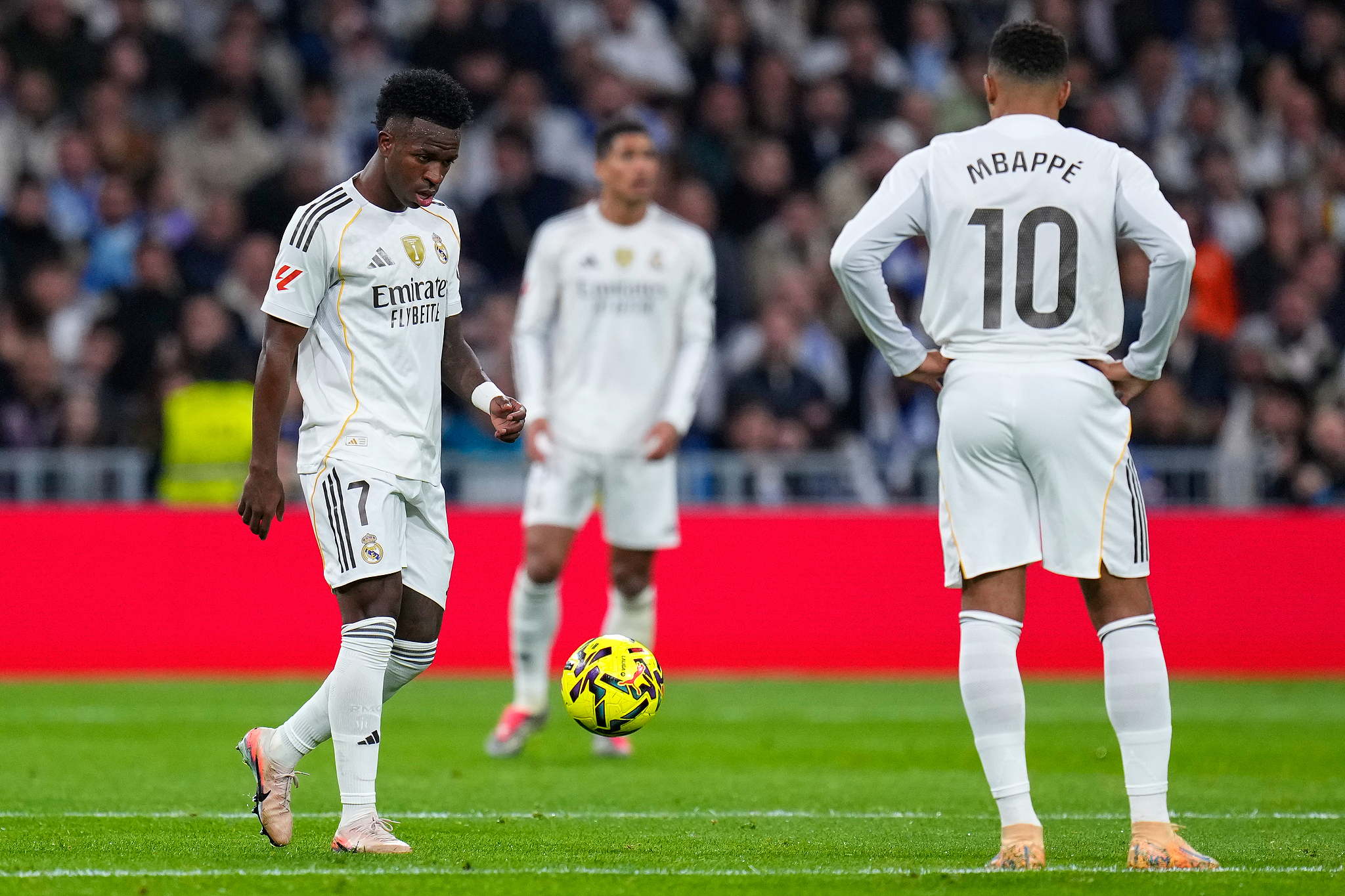 Real Madrid players react after losing to Celta Vigo in a La Liga match at the Santiago Bernabeu Stadium in Madrid, Spain, December 7, 2025. /VCG