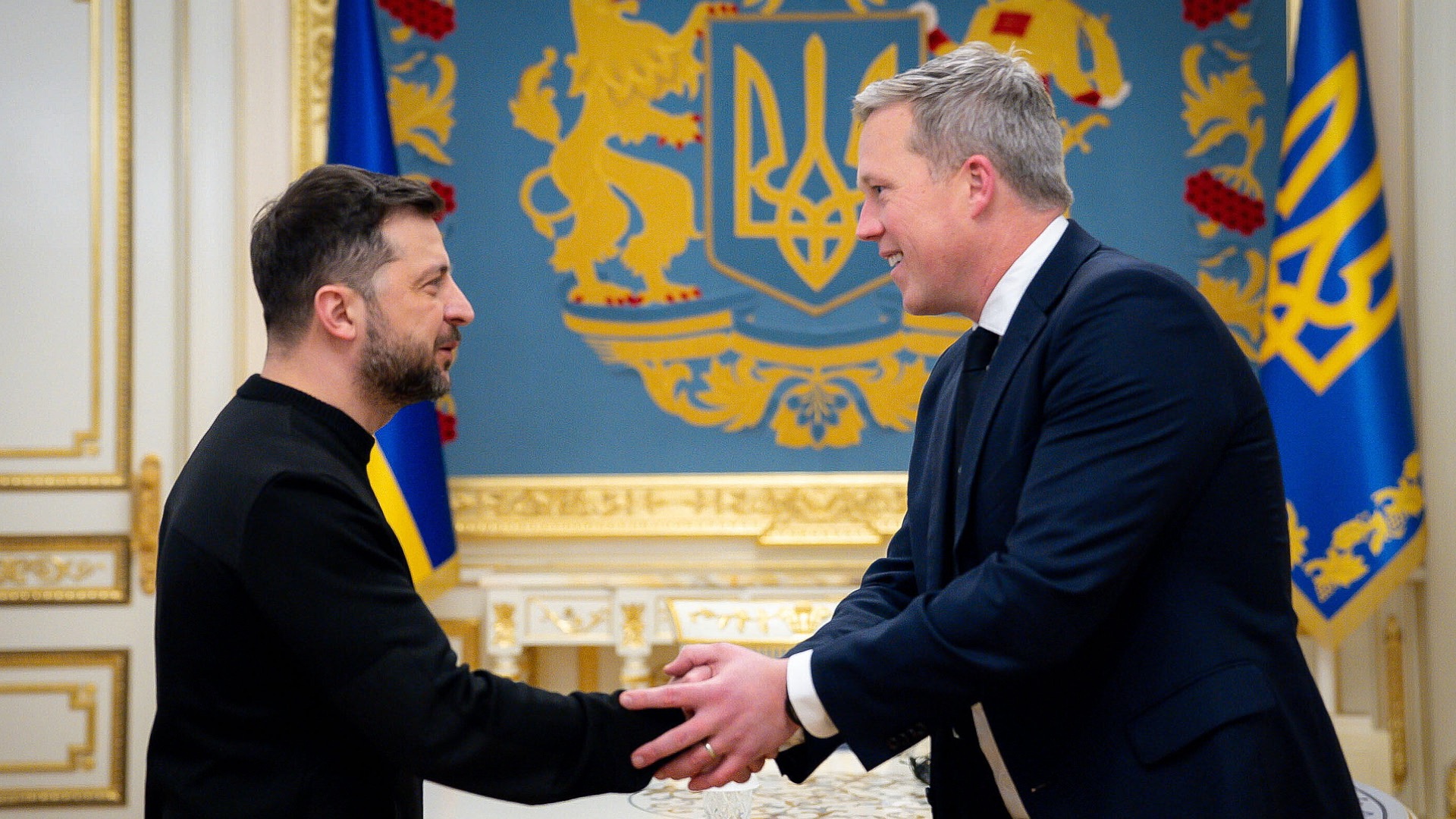 Ukrainian President Volodymyr Zelenskyy (L) shakes hands with U.S. Army Secretary Dan Driscoll in Kyiv, Ukraine, November 20, 2025. /VCG