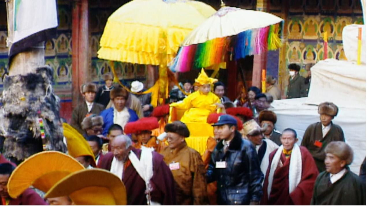 The 11th Panchen Erdeni is welcomed into Tashilhunpo Monastery in Xigaze, Xizang Autonomous Region, China, December, 1995. /CMG