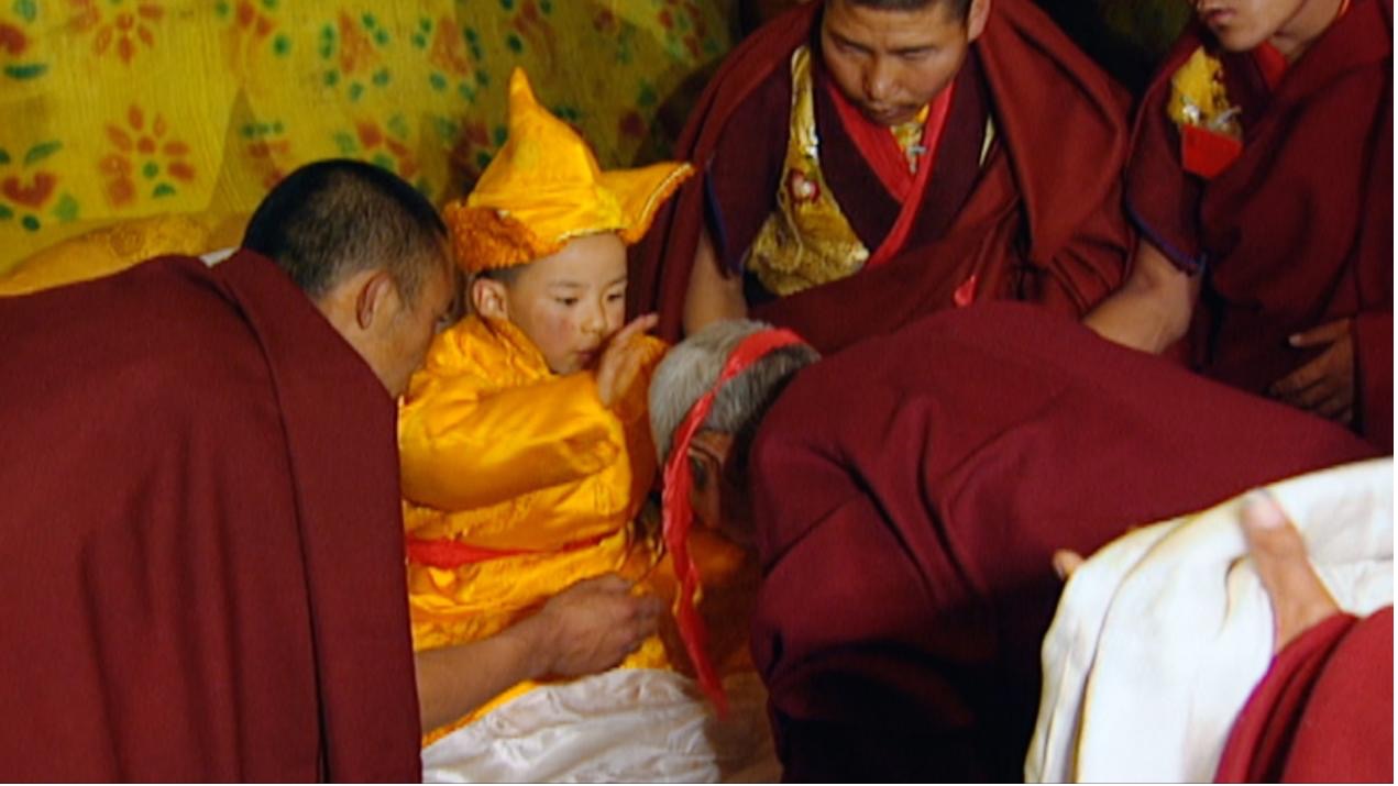 The 11th Panchen Erdeni Chos-kyi rGyal-po receives homage from senior monks, Xizang Autonomous Region, China, 1995. /CMG