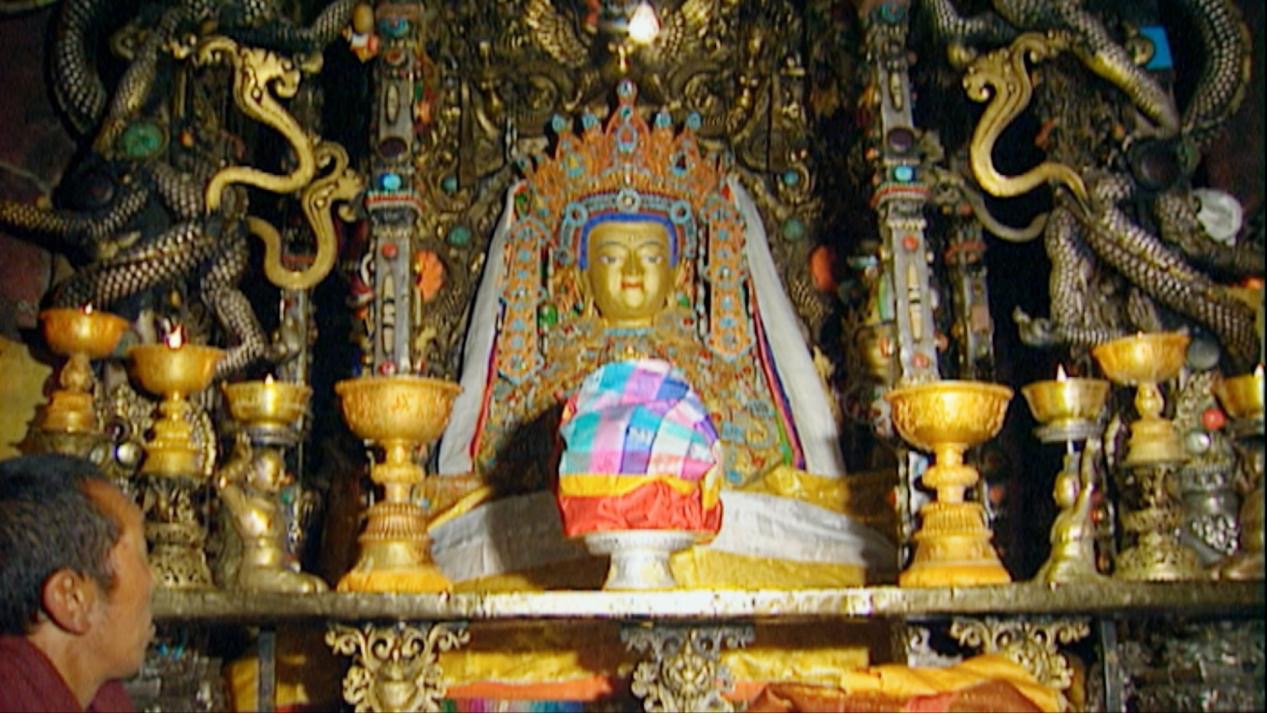 The Golden Urn Ceremony to recognize the reincarnation of the 10th Panchen Erdeni took place in front of a statue of Shakyamuni at Jokhang Temple, Lhasa, Xizang Autonomous Region, China, November 29, 1995. /CMG