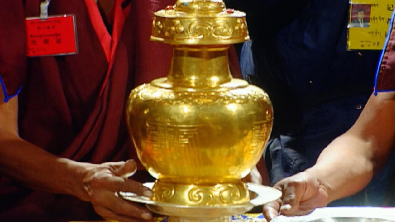 The golden urn used in the ceremony to recognize the reincarnation of the 10th Panchen Erdeni in Lhasa, Xizang Autonomous Region, China, November 29, 1995. /CMG