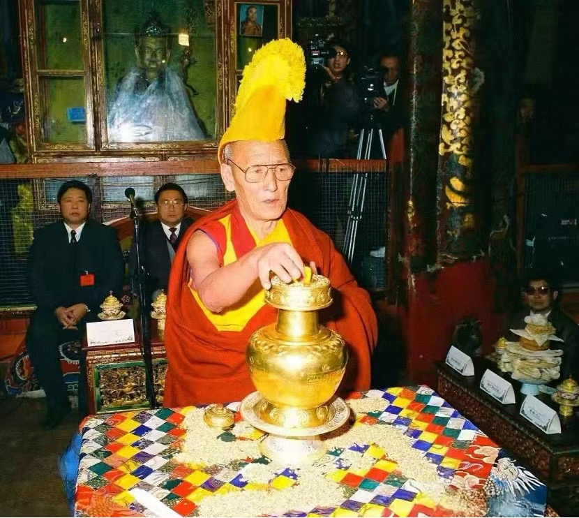 The Golden Urn Ceremony to recognize the reincarnation of the 10th Panchen Erdeni takes place in front of a statue of Shakyamuni at Jokhang Temple, Lhasa, Xizang Autonomous Region, China, November 29, 1995. /CMG