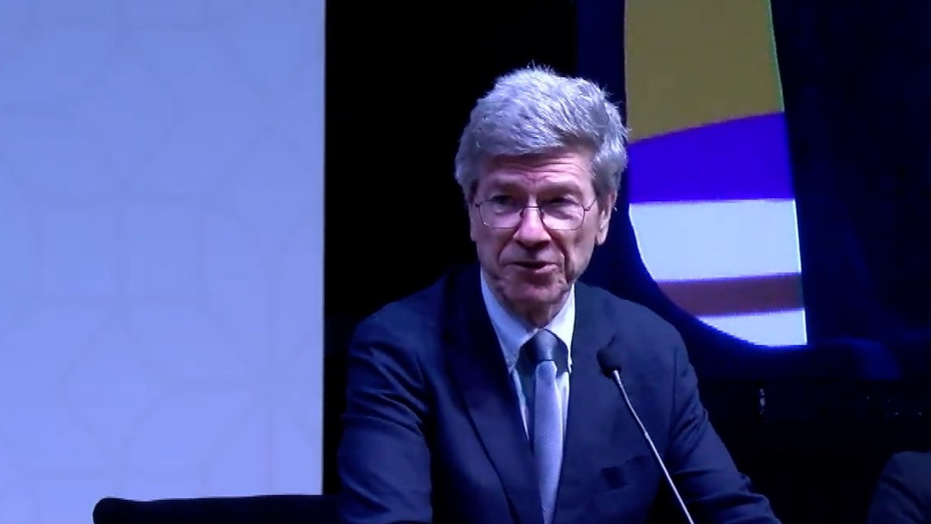Jeffrey Sachs: China pursues peace, Japan launches wars