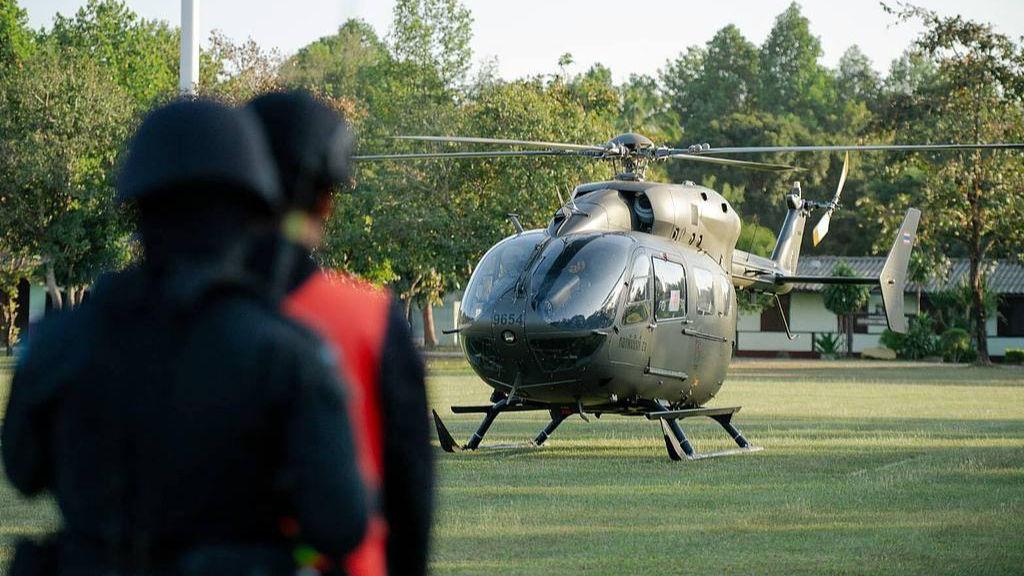 A Thai soldier wounded by gunfire from Cambodian soldiers is taken to hospital by helicopter for medical treatment in Thailand, December 8, 2025. /VCG