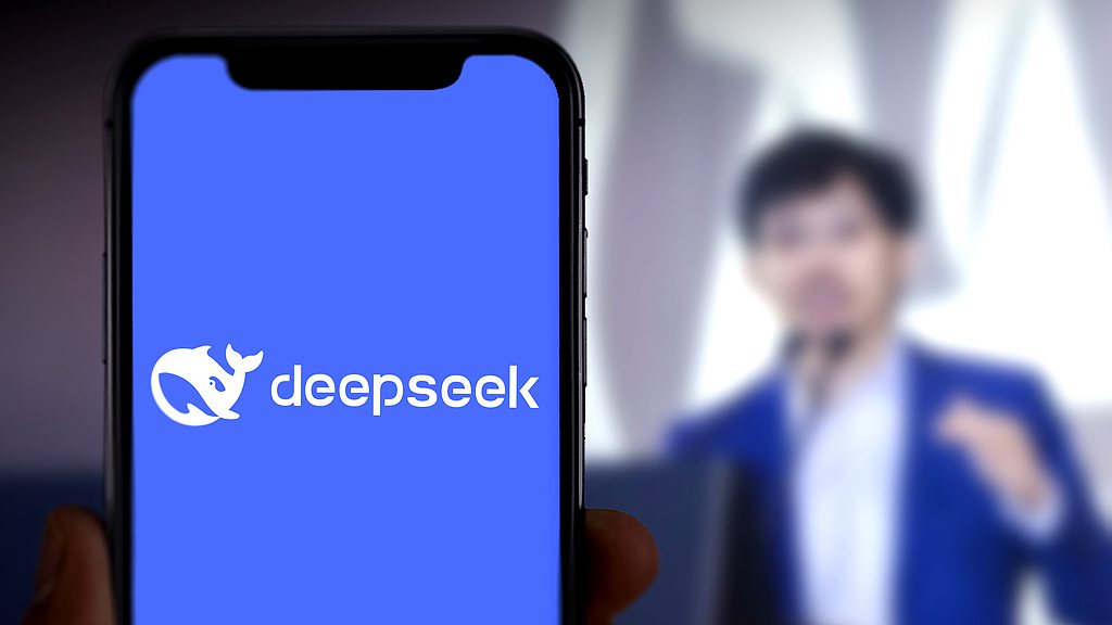 DeepSeek and its founder Liang Wenfeng. /VCG