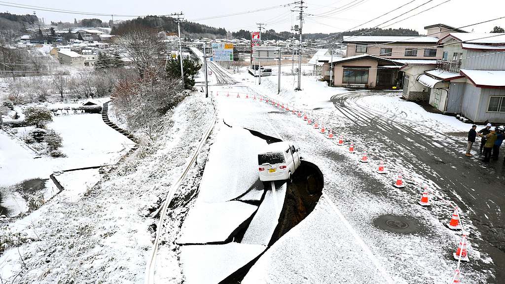 A car is stopped on a collapsed road damaged by the magnitude-7.5 earthquake in Aomori Prefecture, Japan, December 9, 2025. /VCG