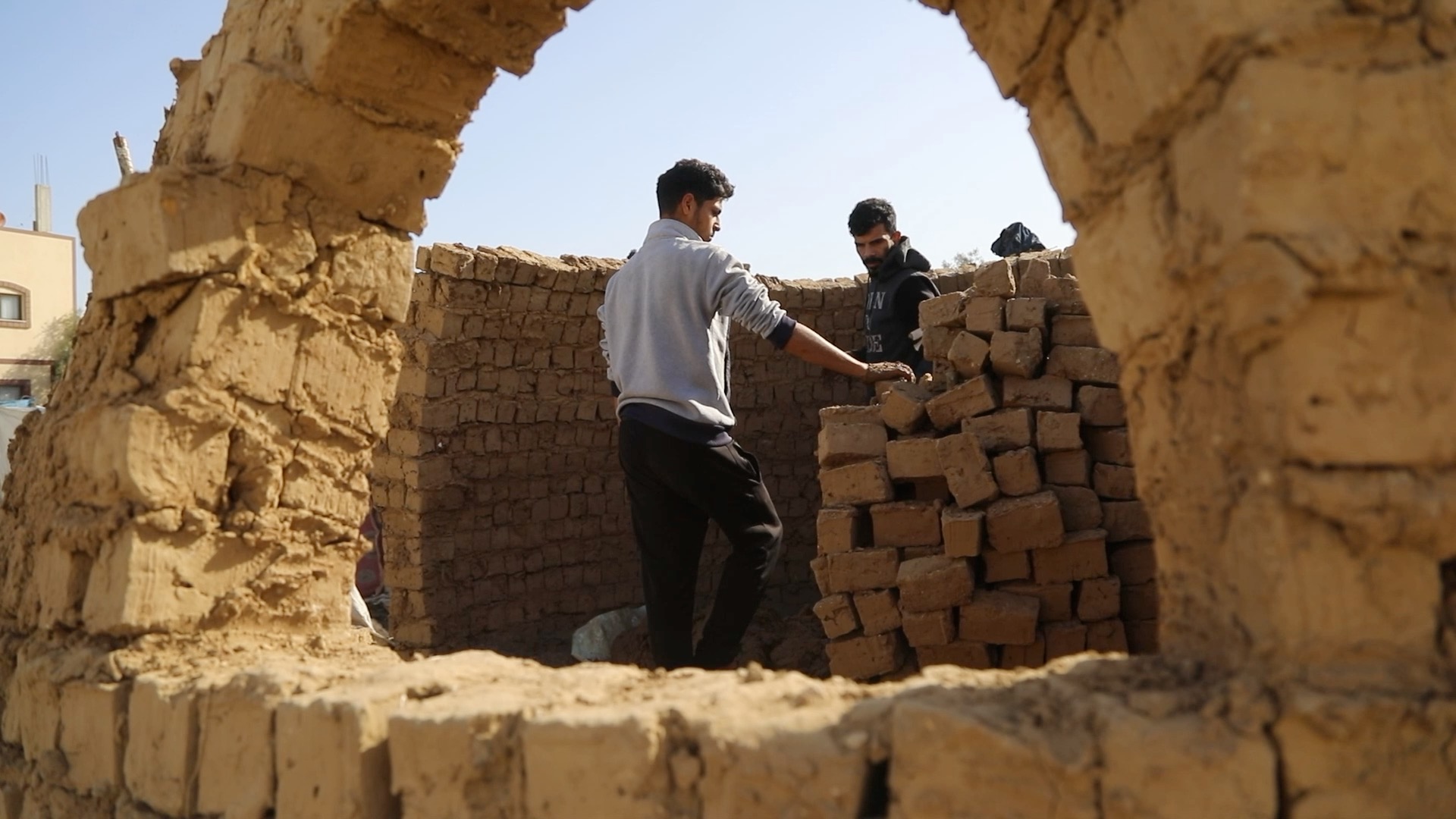 Blocked materials force displaced Gazans to build shelters by hand