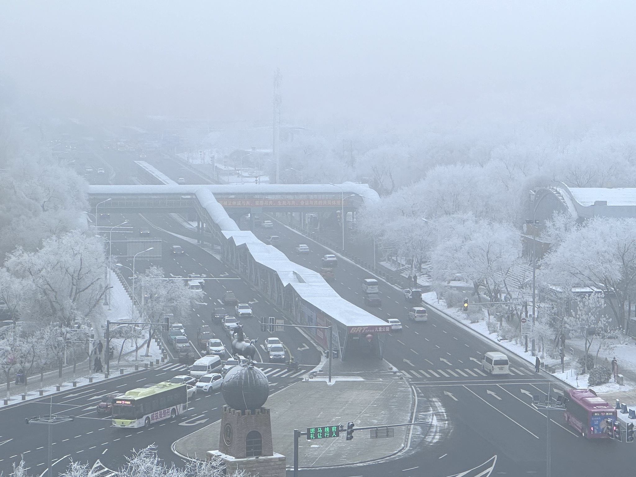 Dense fog and snowfall are seen in Urumqi, Xinjiang Uygur Autonomous Region, northwest China, December 10, 2025. /VCG