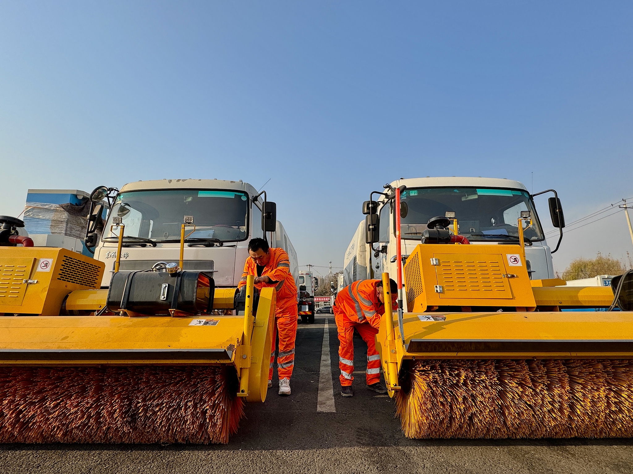 Snow-clearing and ice-removal preparations are underway in Fengtai District, Beijing, China, December 10, 2025. /VCG