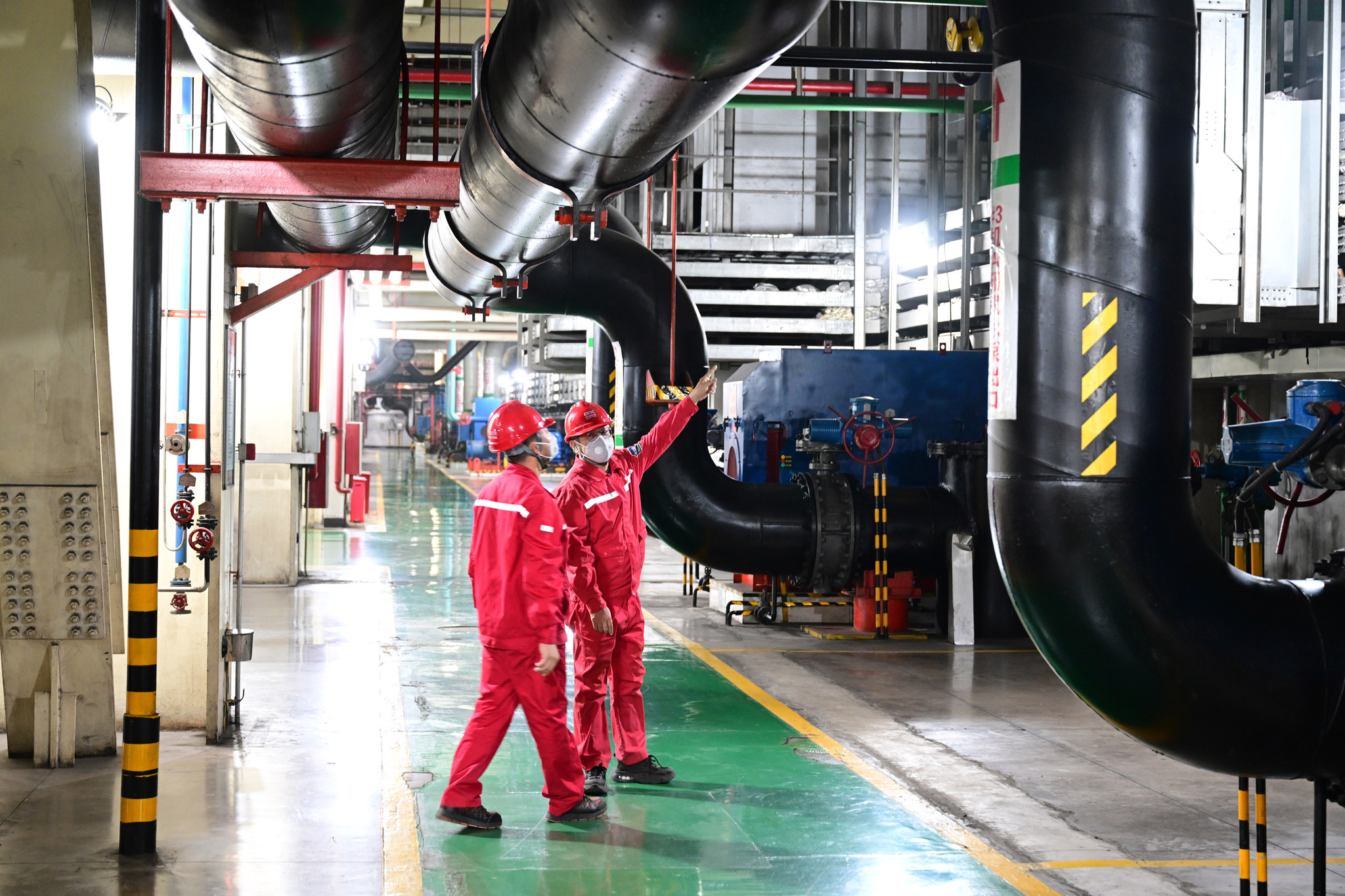 Workers inspecting power generators for heating in a power plant in Lingwu City, China's Ningxia Hui Autonomous Region, November 28, 2025. /VCG