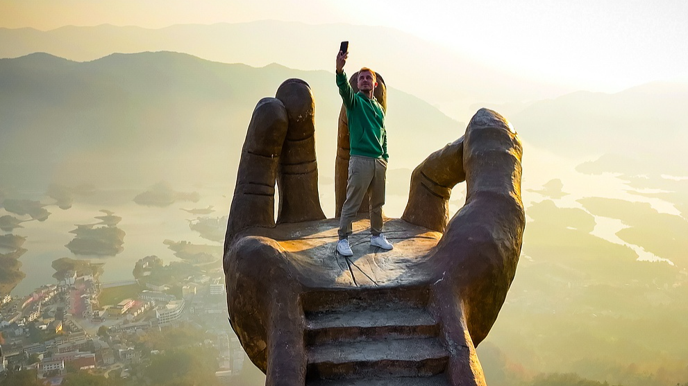 Hubei's iconic Buddha's Hand draws international tourists