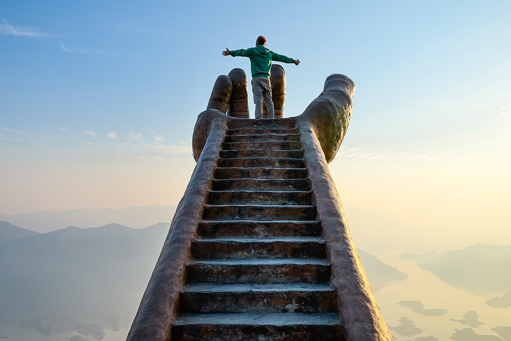 A tourist is seen on the Buddha's Hand in Yangxin County, Hubei Province on December 5, 2025. /VCG/Yuri Smityuk/TASS