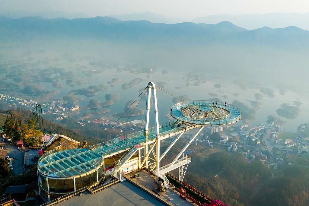 A glass observation deck overlooking Xiandao Lake is seen in Yangxin County, Hubei Province on December 5, 2025. /VCG/Yuri Smityuk/TASS