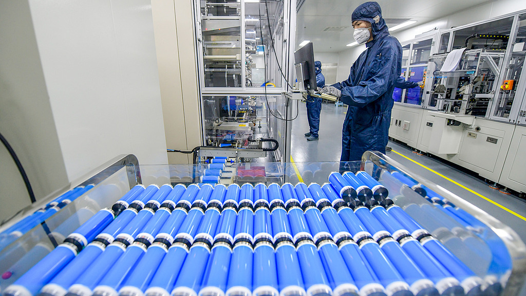 A new energy company unveiled its newly developed sodium-ion battery in in Jiangsu Province, China, November 18, 2025./VCG