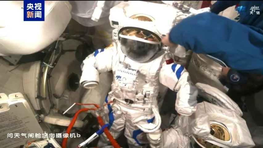 China's new spacesuit with a blue trim. /CMSA