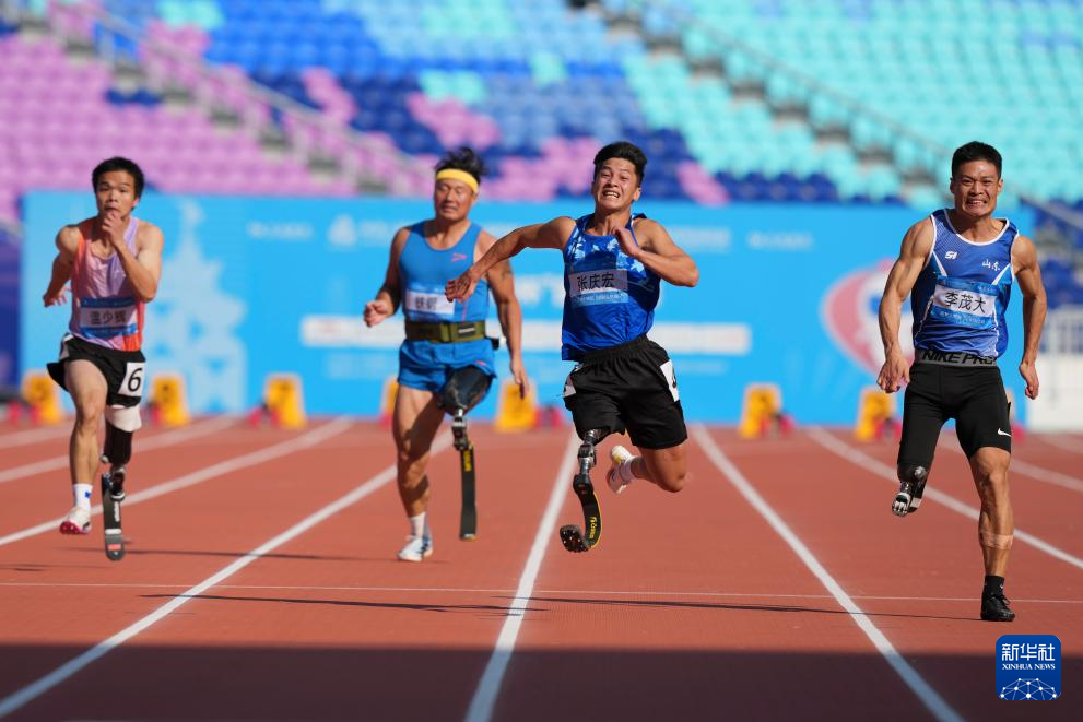 Zhang Qinghong (R2) of Liaoning competes in the men's 100-meter T63 final at China's 12th National Paralympic Games in Guangzhou, south China's Guangdong Province, December 9, 2025. /Xinhua