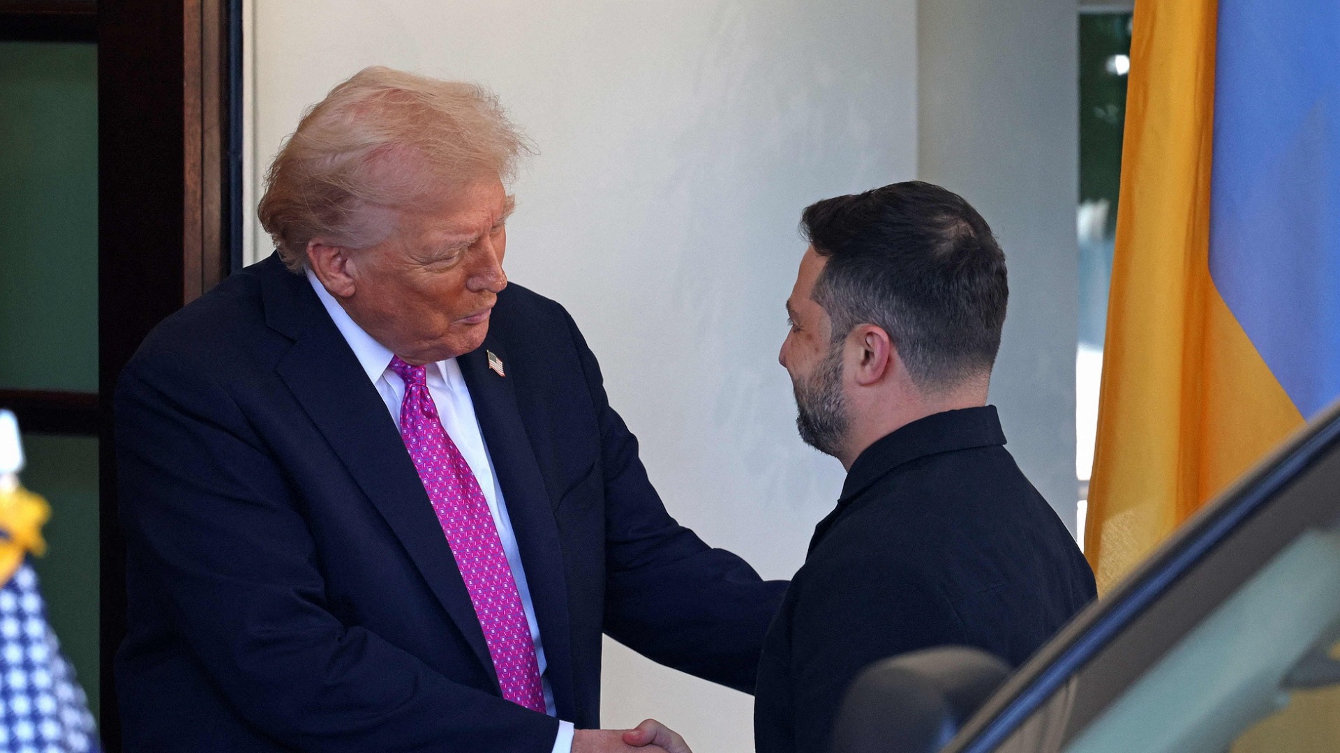 U.S. President Donald Trump welcomes Ukrainian President Volodymyr Zelenskyy as he arrives for a meeting at the White House in Washington, D.C., on October 17, 2025. /VCG