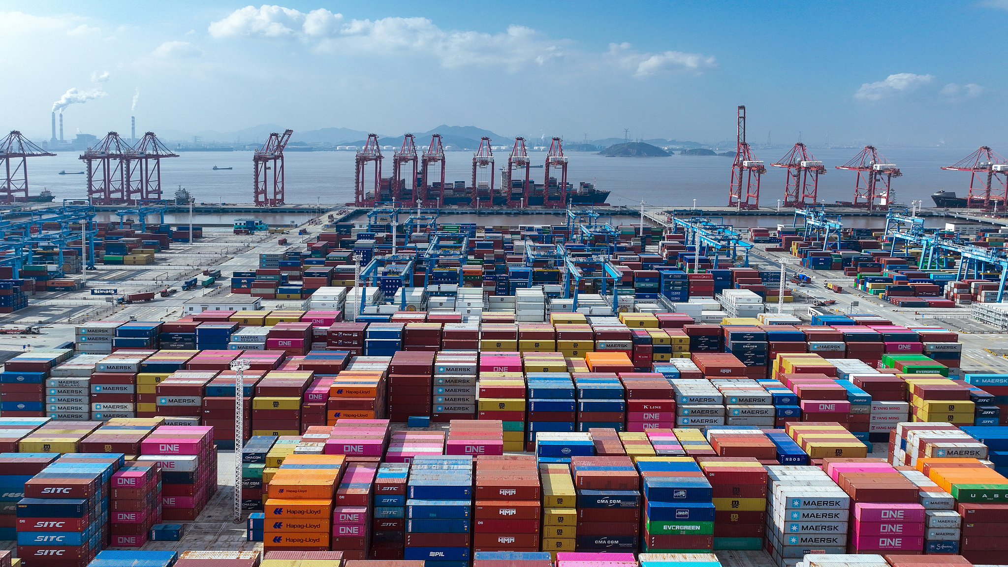 Cargo vessels loading and unloading containers at a container terminal at Zhoushan Port, Jiangsu Province, December 9, 2025. /VCG